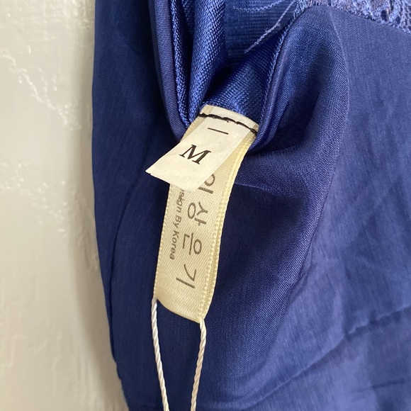 Women’s Design by Korea Blue Silk and Lace top size Medium - Picture 10 of 12